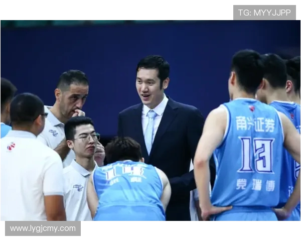 南京足球队以67分领跑大师赛积分榜彰显强劲实力和夺冠希望